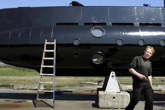 Peter Madsen vor seinem U-Boot, der "Nautilus".