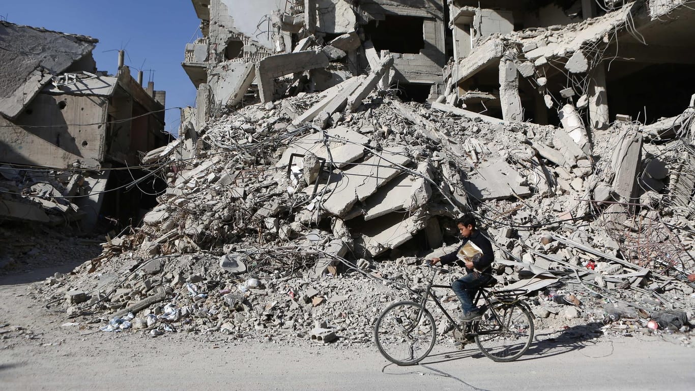 Ein Junge in der Stadt Duma, Syrien (Archiv): Seit Kriegsbeginn wurden mehr als 400.000 Menschen getötet.