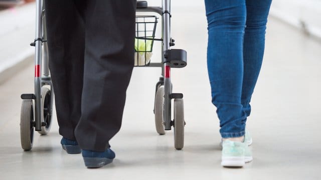 Der Bedarf ist immens: In der Alten- und Krankenpflege fehlen 25. Der Bedarf ist immens: In der Alten- und Krankenpflege fehlen 25.