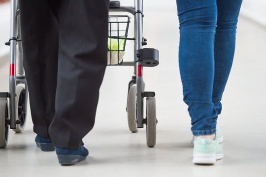 Der Bedarf ist immens: In der Alten- und Krankenpflege fehlen 25.