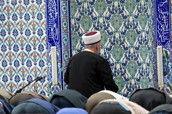 Ditib-Moschee in Stuttgart (Archiv): Türkische Imame sollen Erdoğan-Kritiker ausgespäht haben.