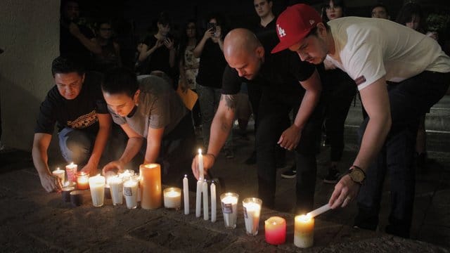 Bei einem Protest vor dem Haus des Gouverneurs von Jalisco werden Kerzen angezündet. Bei einem Protest vor dem Haus des Gouverneurs von Jalisco werden Kerzen angezündet.