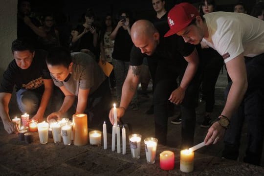 Bei einem Protest vor dem Haus des Gouverneurs von Jalisco werden Kerzen angezündet.