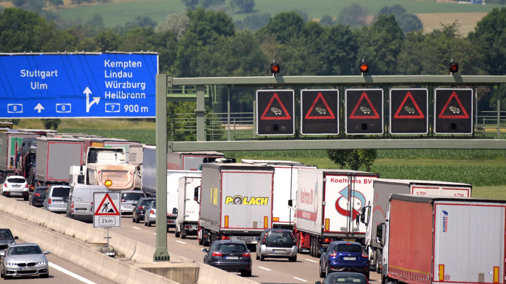 Stau auf der Autobahn: Bei einem schweren Unfall verlor ein Lkw-Fahrer sein Leben. (Archivbild) Stau auf der Autobahn: Bei einem schweren Unfall verlor ein Lkw-Fahrer sein Leben. (Archivbild)