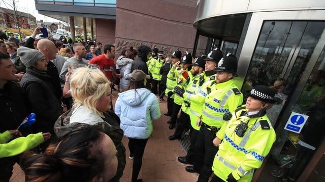 Polizisten blockieren den Eingang des Kinderkrankenhauses Alder Hey Children's Hospital in Liverpool, in dem sich der kleine Alfie Evans befindet. Polizisten blockieren den Eingang des Kinderkrankenhauses Alder Hey Children's Hospital in Liverpool, in dem sich der kleine Alfie Evans befindet.