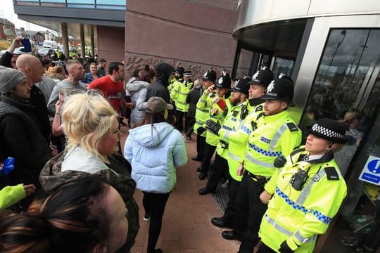 Polizisten blockieren den Eingang des Kinderkrankenhauses Alder Hey Children's Hospital in Liverpool, in dem sich der kleine Alfie Evans befindet.