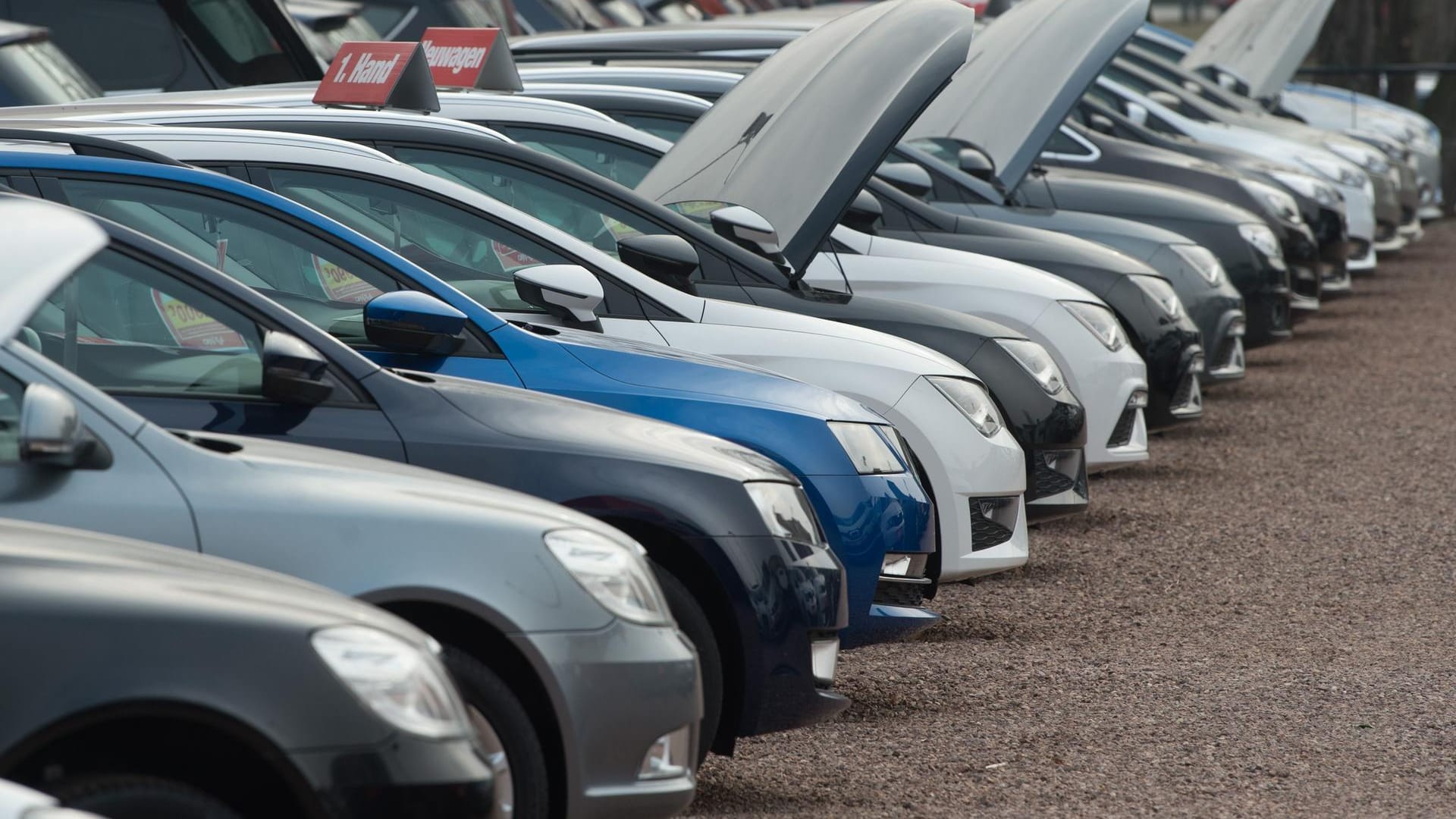Gebrauchtwagen stehen bei einem Autohändler nebeneinander Gebrauchtwagen stehen bei einem Autohändler nebeneinander