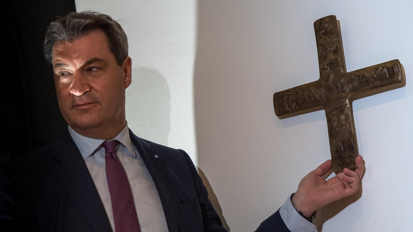 Markus Söder hängt ein Kreuz im Kabinett auf