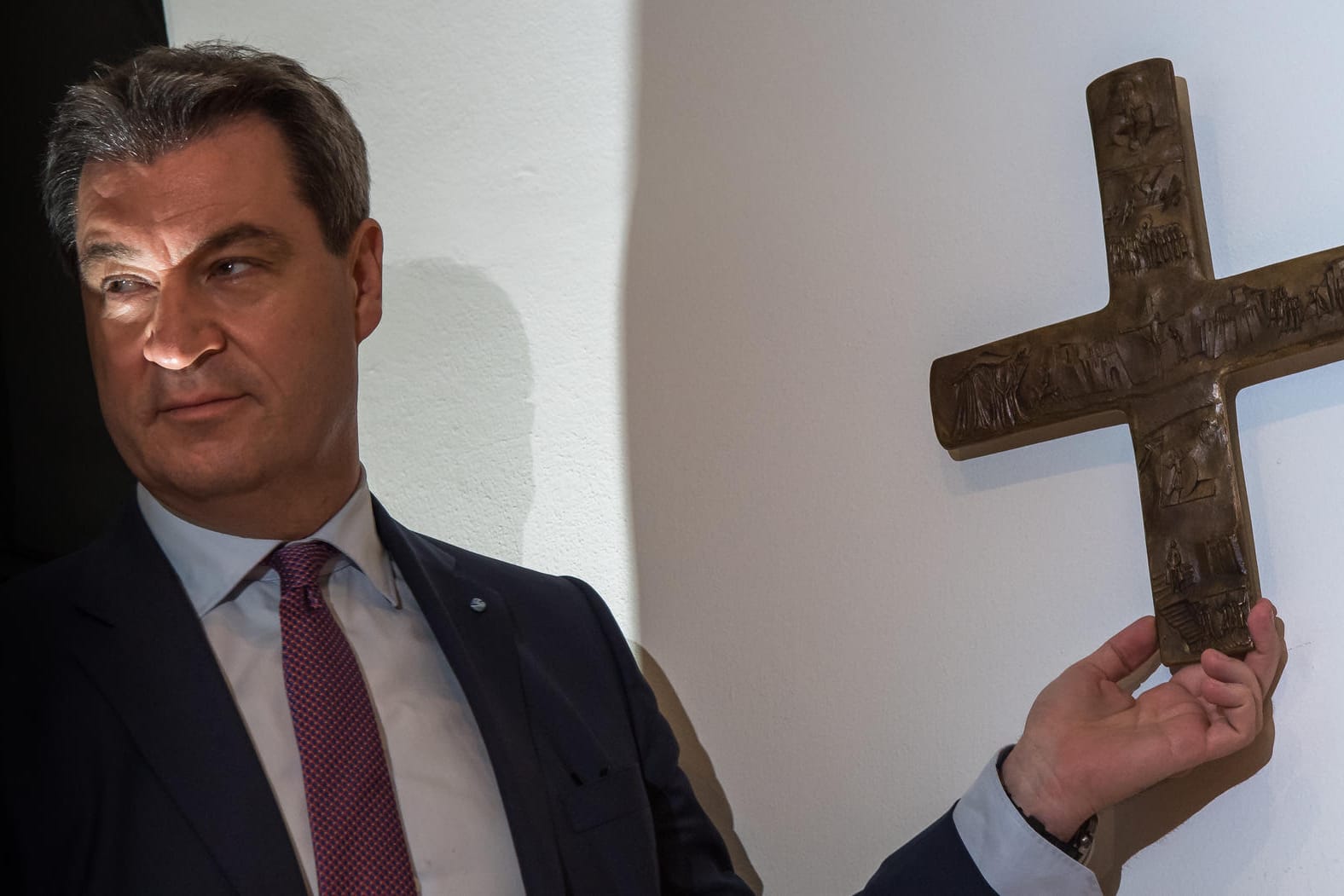 Markus Söder hängt ein Kreuz im Kabinett auf