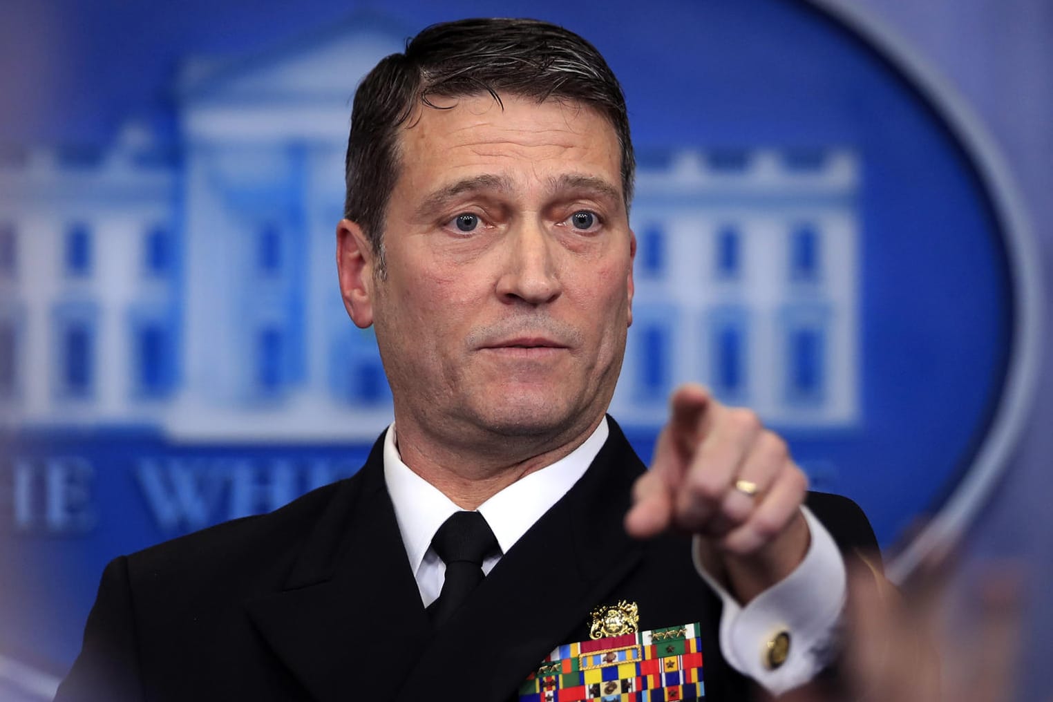 Der Leibarzt von Donald Trump, Ronny Jackson, auf einer Pressekonferenz im Weißen Haus: Seine Ernennung zum Veteranenminister ist ins Stocken geraten.