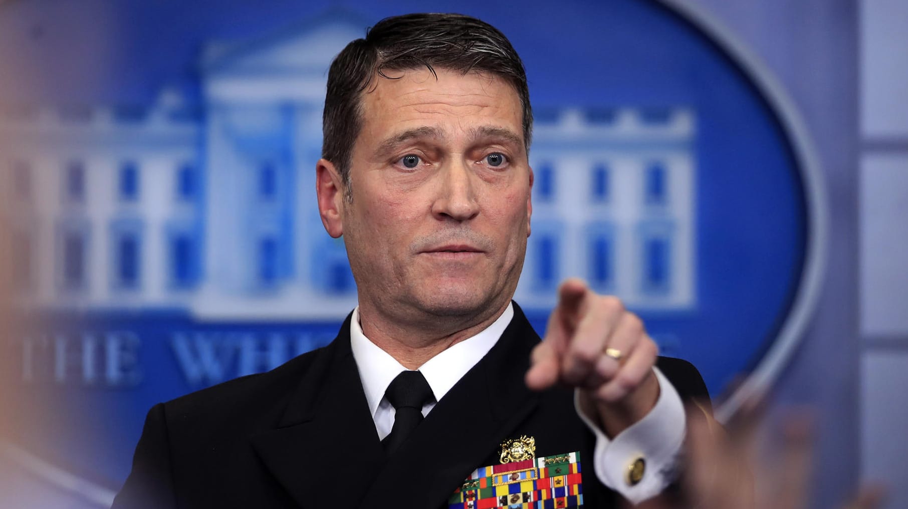 Der Leibarzt von Donald Trump, Ronny Jackson, auf einer Pressekonferenz im Weißen Haus: Seine Ernennung zum Veteranenminister ist ins Stocken geraten. Der Leibarzt von Donald Trump, Ronny Jackson, auf einer Pressekonferenz im Weißen Haus: Seine Ernennung zum Veteranenminister ist ins Stocken geraten.