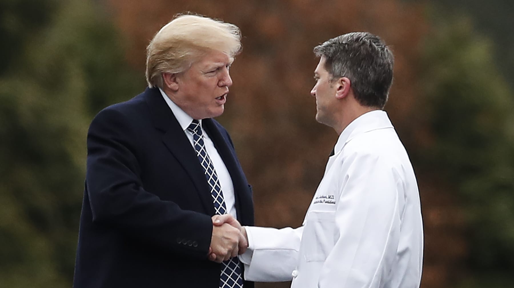 Donald Trump schüttelt seinem Leibarzt Ronny Jackson am 12. Januar 2018 die Hand: Jackson hatte Trump zuvor "beste geistige Gesundheit" attestiert.