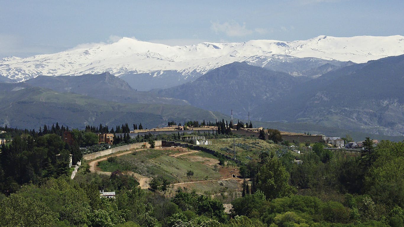 Blick auf die Sierra Nevada: Die Sierra Nevada gibt es nicht nur in den Vereinigten Staaten – auch in Spanien findet sich ein ähnliches Gebirge mit demselben Namen.