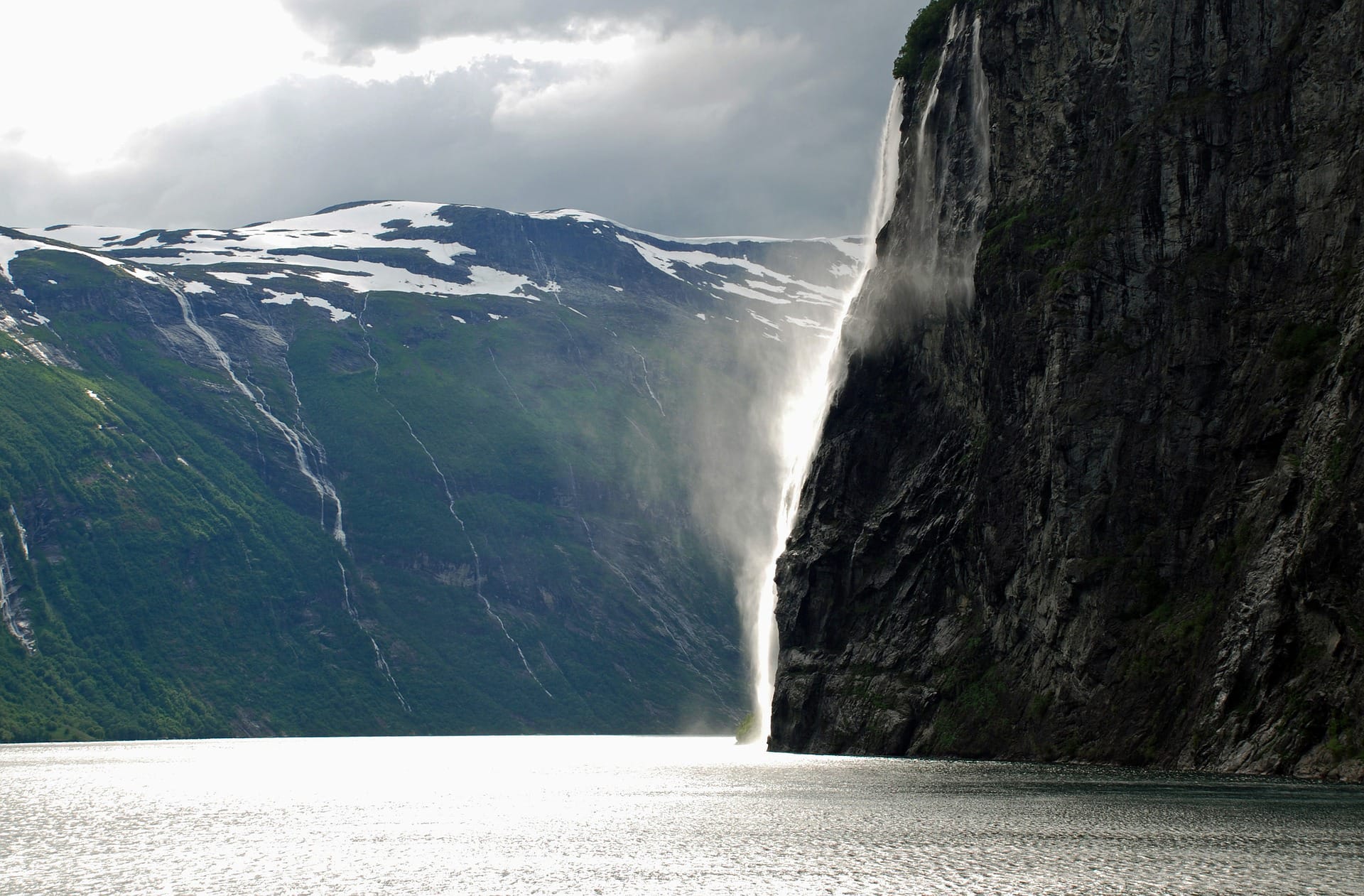 Fjordlandschaften Norwegens mit zwei Bergen: Norwegen ist bekannt für seine mehr als tausend Fjorde, die jeweils umgeben sind von majestätischen Bergen.