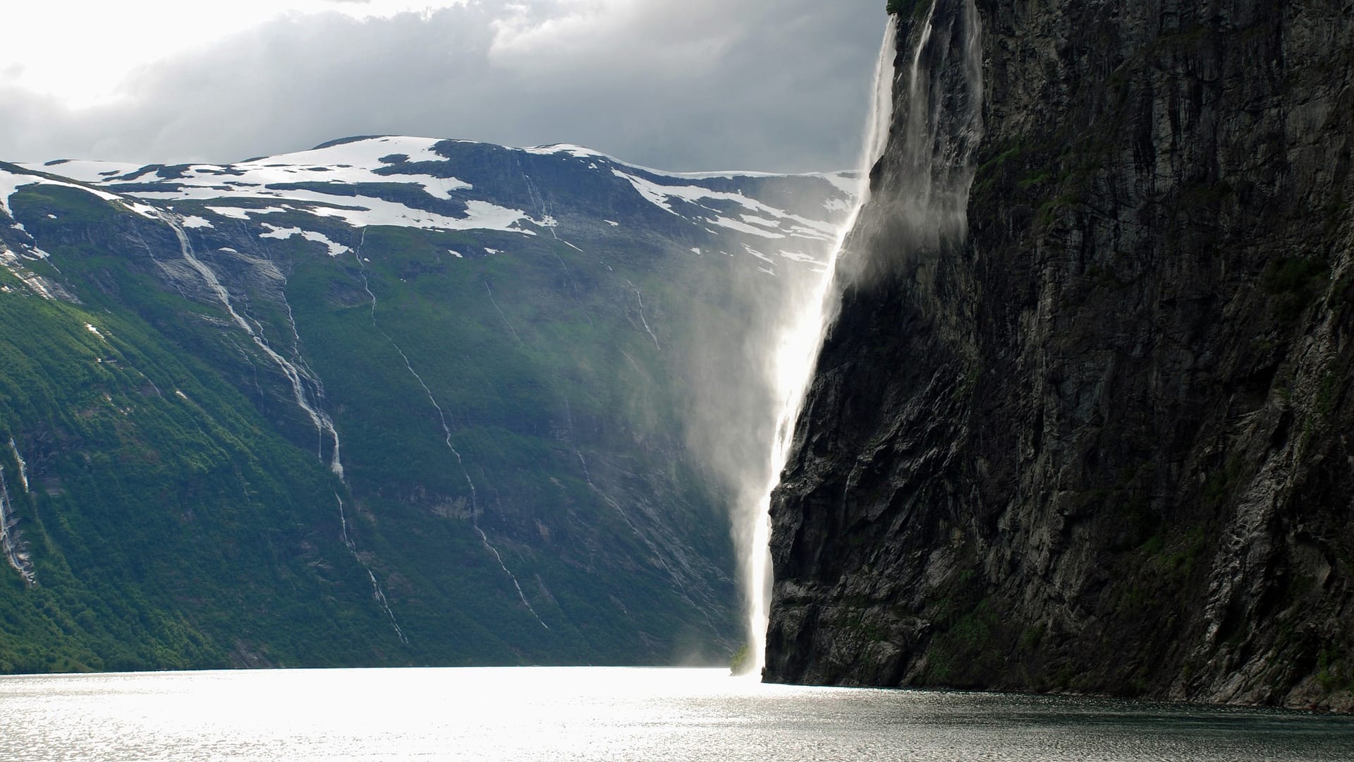 Fjordlandschaften Norwegens mit zwei Bergen: Norwegen ist bekannt für seine mehr als tausend Fjorde, die jeweils umgeben sind von majestätischen Bergen.