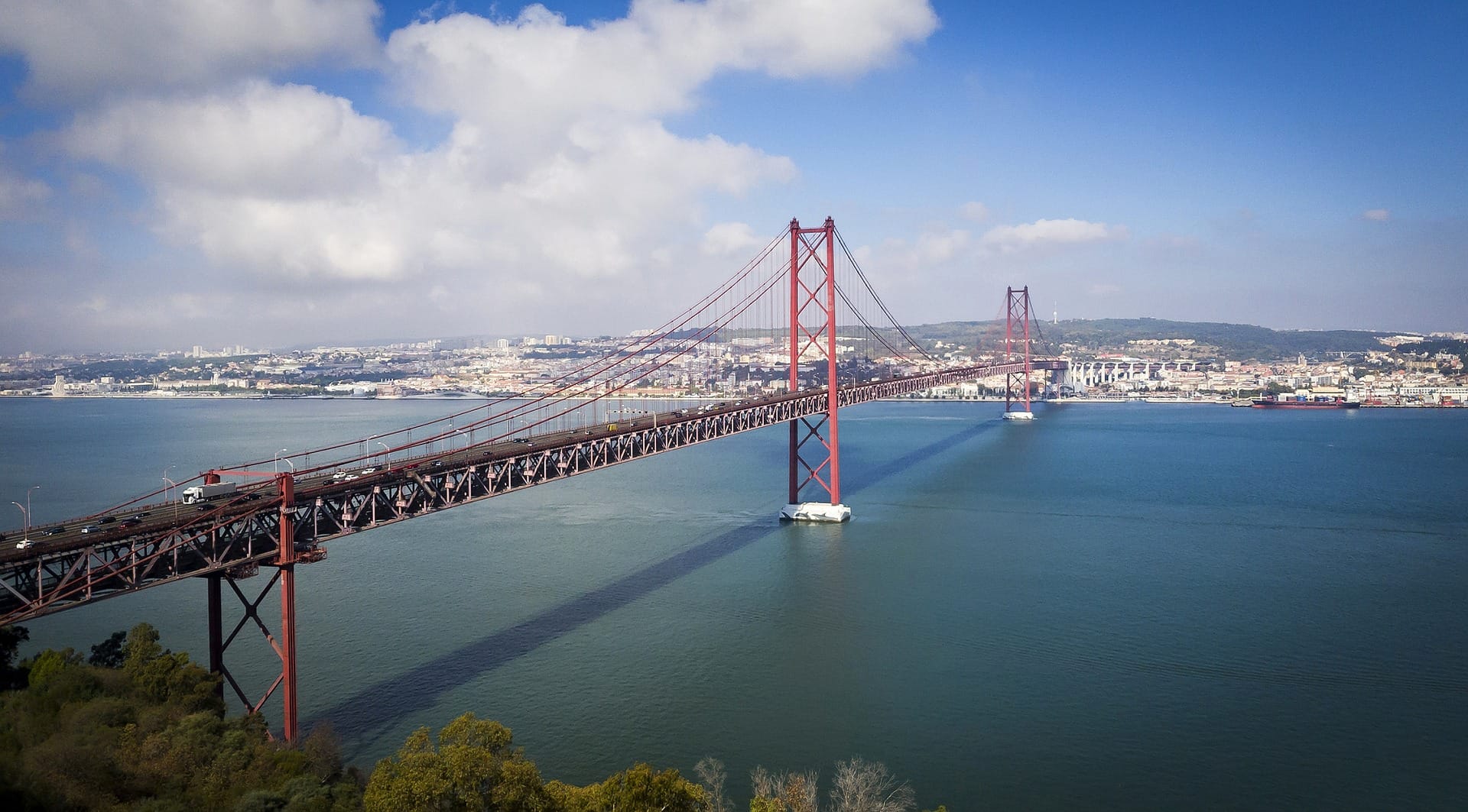 Ponte 25 de Abril: Lissabon sieht aus wie ein europäischer Zwilling von San Francisco. Sogar die "Ponte 25 de Abril" hat verblüffende Ähnlichkeit mit der Golden Gate Bridge.