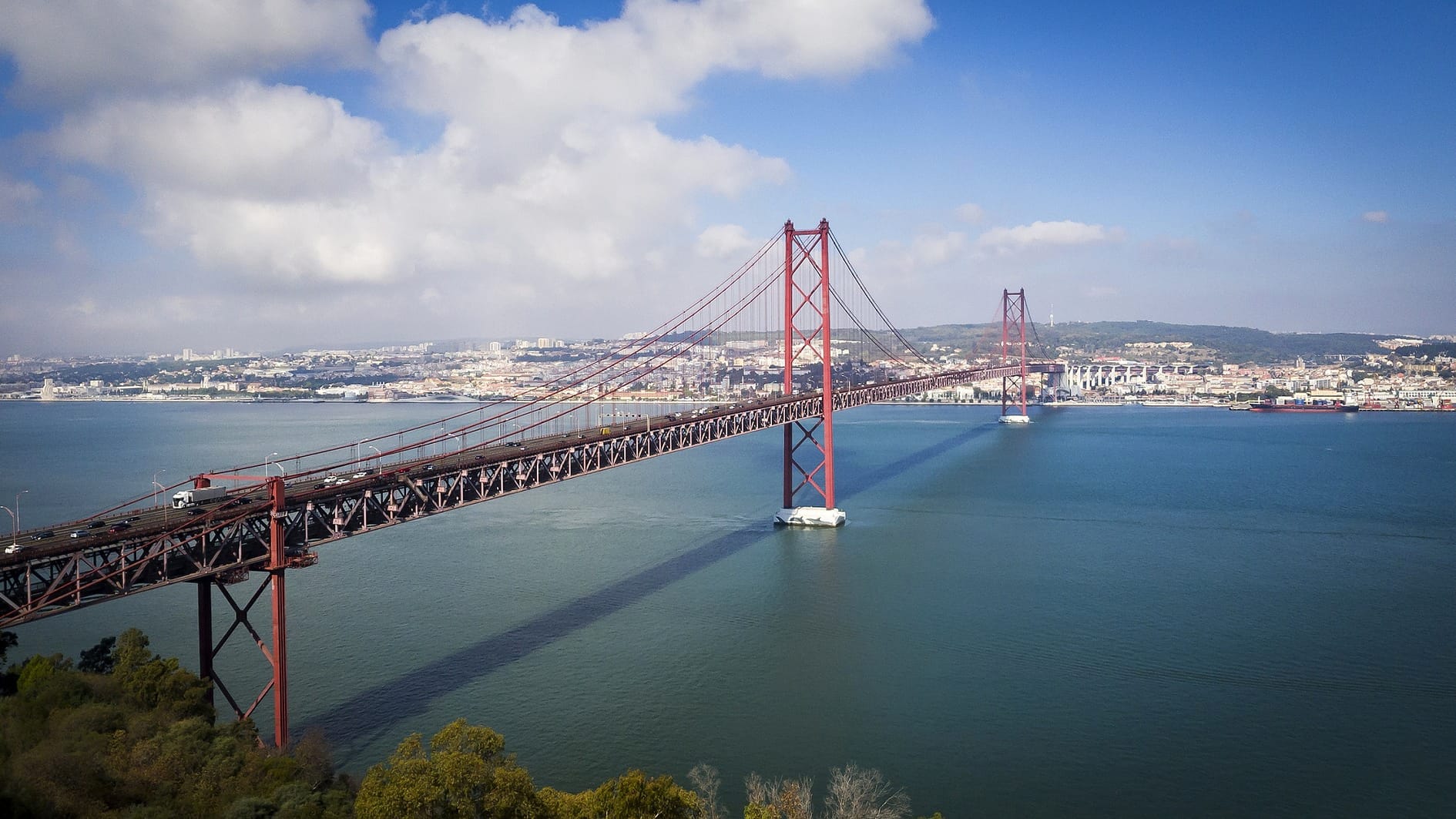 Ponte 25 de Abril: Lissabon sieht aus wie ein europäischer Zwilling von San Francisco. Sogar die "Ponte 25 de Abril" hat verblüffende Ähnlichkeit mit der Golden Gate Bridge.