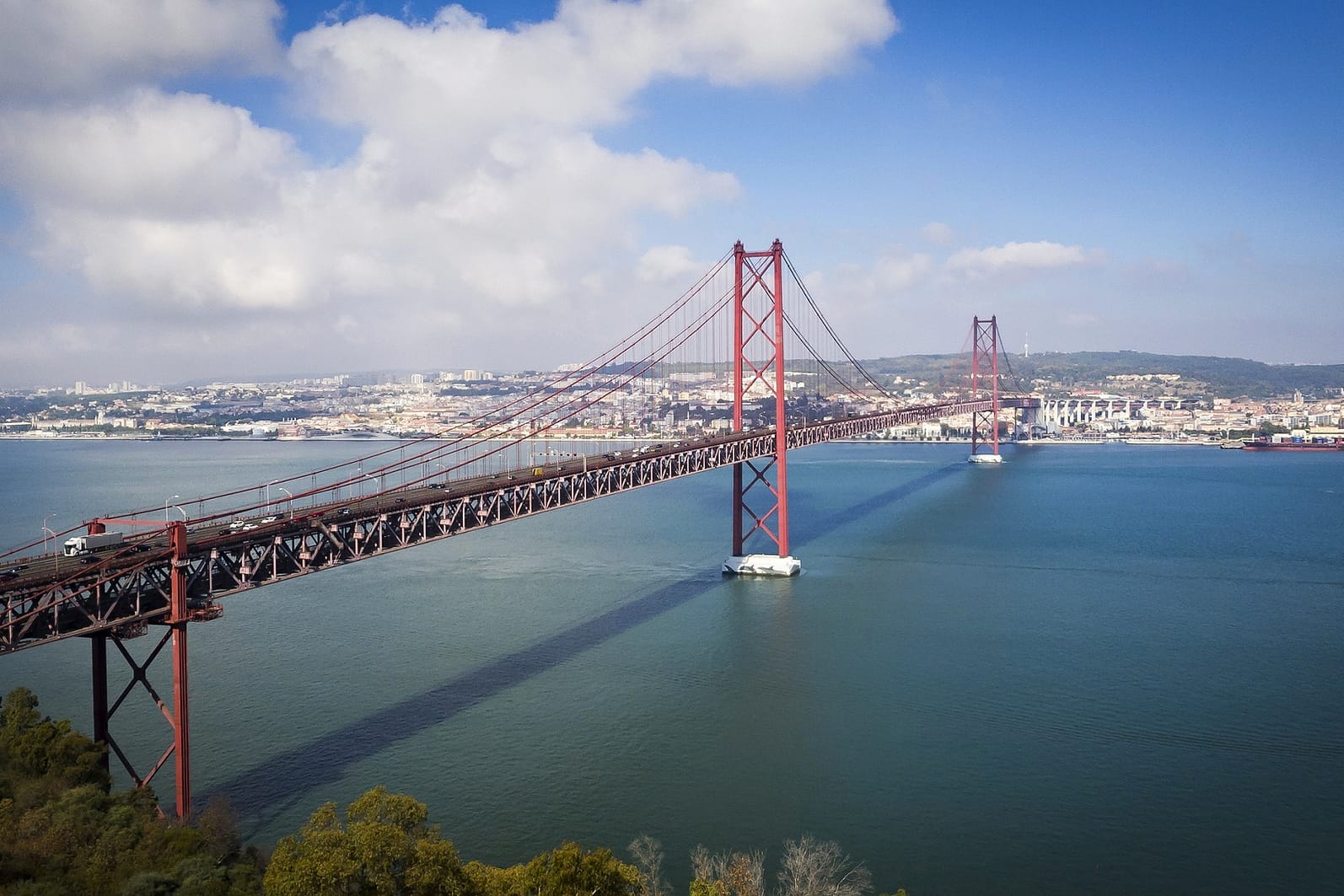 Ponte 25 de Abril: Lissabon sieht aus wie ein europäischer Zwilling von San Francisco. Sogar die "Ponte 25 de Abril" hat verblüffende Ähnlichkeit mit der Golden Gate Bridge.