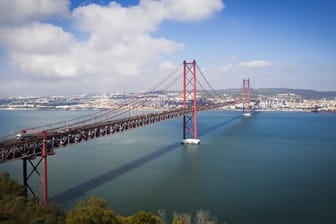 Ponte 25 de Abril: Lissabon sieht aus wie ein europäischer Zwilling von San Francisco. Sogar die "Ponte 25 de Abril" hat verblüffende Ähnlichkeit mit der Golden Gate Bridge.