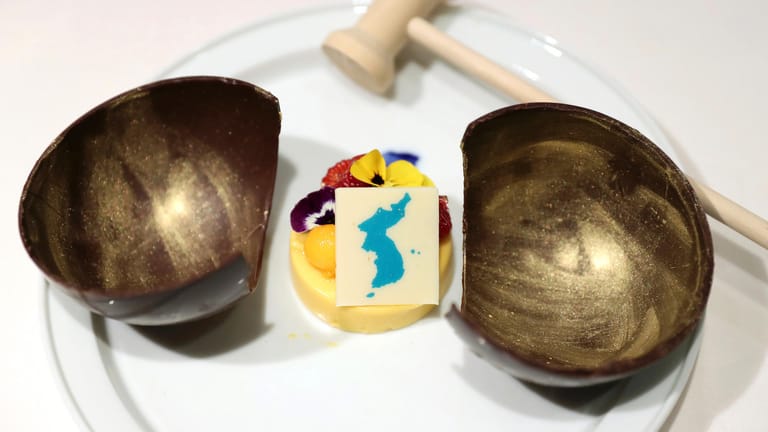 Ein Bild des umstrittenen Nachtisches beim Korea-Gipfel: Garniert ist die Süßspeise mit einer Karte Koreas einschließlich einer Inselgruppe, die für Streit zwischen Südkorea und Japan sorgt.