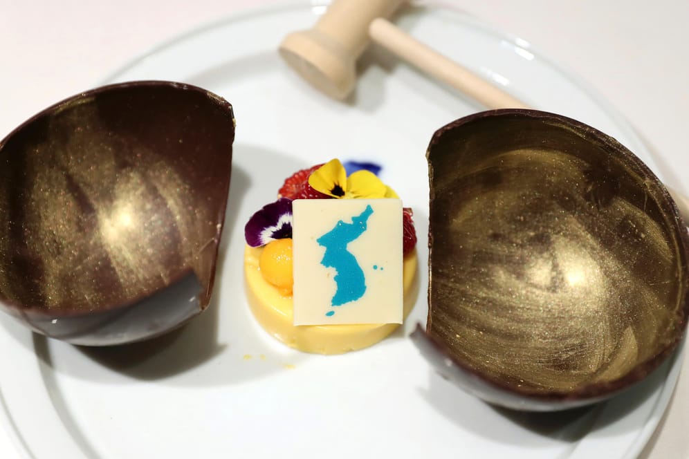 Ein Bild des umstrittenen Nachtisches beim Korea-Gipfel: Garniert ist die Süßspeise mit einer Karte Koreas einschließlich einer Inselgruppe, die für Streit zwischen Südkorea und Japan sorgt.