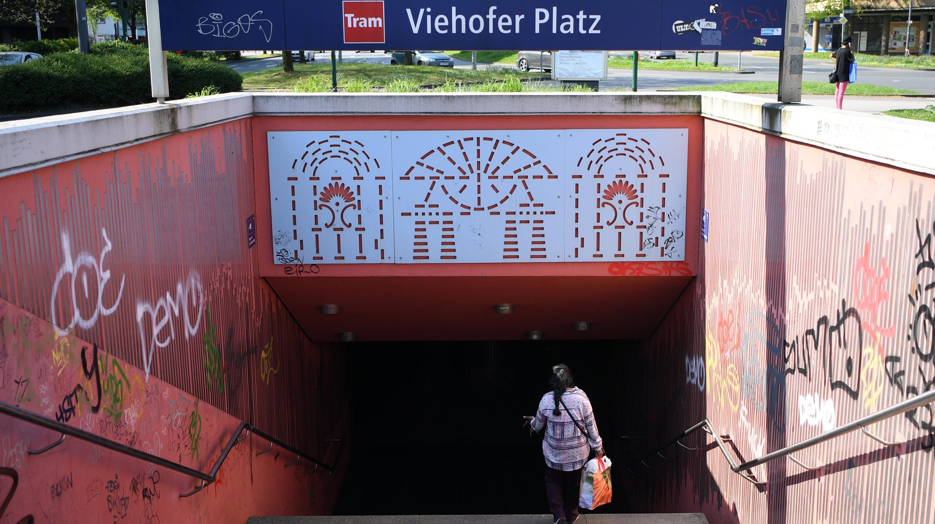 Eine Frau läuft die Treppen der U-Bahn Station "Viehofer Platz" in Essen (Nordrhein-Westfalen) runter: Nach dem Überfall auf eine 17-Jährige in der Essener Innenstadt hat sich eine 16-Jähriger gestellt. (Archivbild) Eine Frau läuft die Treppen der U-Bahn Station "Viehofer Platz" in Essen (Nordrhein-Westfalen) runter: Nach dem Überfall auf eine 17-Jährige in der Essener Innenstadt hat sich eine 16-Jähriger gestellt. (Archivbild)