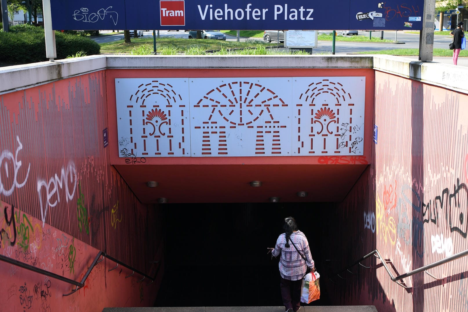 Eine Frau läuft die Treppen der U-Bahn Station "Viehofer Platz" in Essen (Nordrhein-Westfalen) runter: Nach dem Überfall auf eine 17-Jährige in der Essener Innenstadt hat sich eine 16-Jähriger gestellt. (Archivbild)
