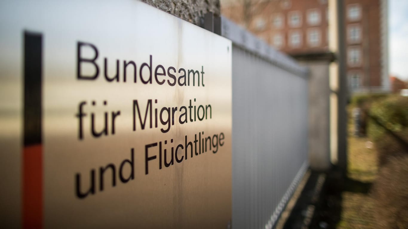 Außenansicht vom Bundesamt für Migration und Flüchtlinge (BAMF) in Nürnberg: Nach dem Korruptionsskandal der BAMF-Außenstelle in Bremen werden Zehntausende Asyl-Verfahren erneut überprüft. (Archivbild)