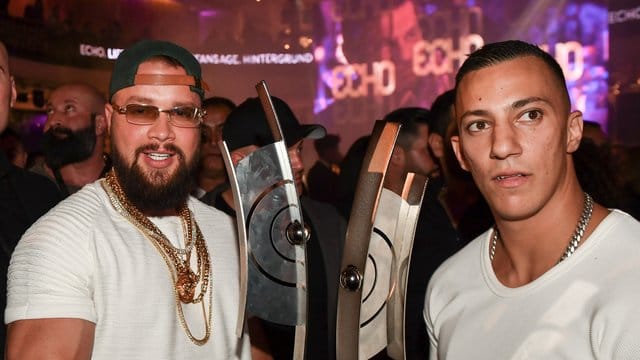Die Rapper Kollegah (l) und Farid Bang auf der After-Show-Party mit ihren Echos. Die Rapper Kollegah (l) und Farid Bang auf der After-Show-Party mit ihren Echos.
