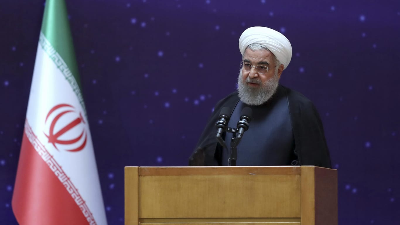 Präsident des Iran, Hassan Ruhani, bei einer Feier zum "Nationalen Atomtag": Ruhani hat eine Neuverhandlung des Atomabkommens ausgeschlossen. (Archivbild)