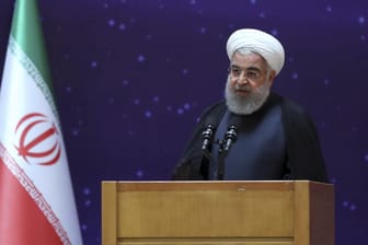 Präsident des Iran, Hassan Ruhani, bei einer Feier zum "Nationalen Atomtag": Ruhani hat eine Neuverhandlung des Atomabkommens ausgeschlossen. (Archivbild)