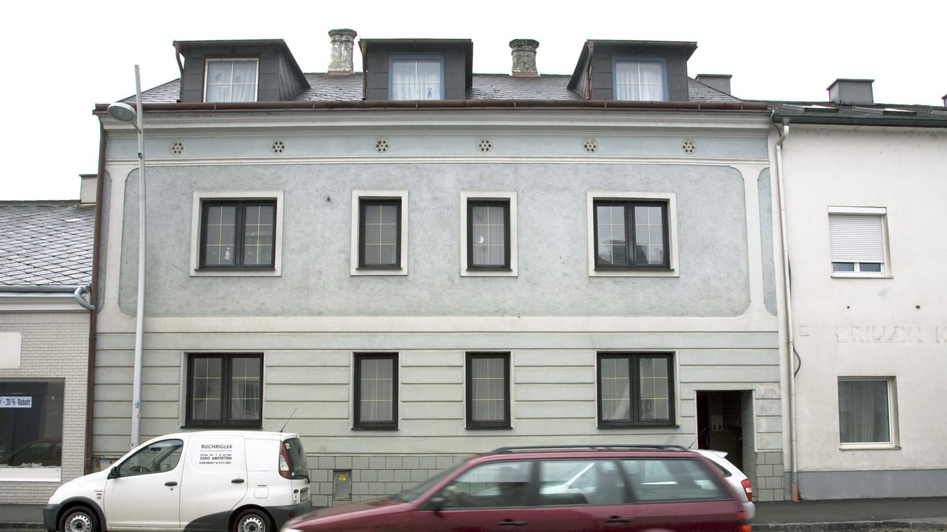 Das Haus von Fritzl ein Jahr nach der Befreiung seiner Tochter und der gemeinsamen Kinder: Heute hat das Haus einen anderen Anstrich.