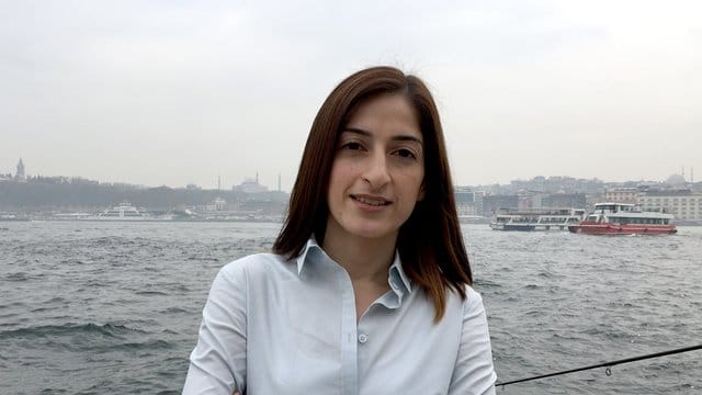 Die ehemals in der Türkei inhaftierte Deutsche Mesale Tolu steht an der Anlegestelle in Karaköy. Die ehemals in der Türkei inhaftierte Deutsche Mesale Tolu steht an der Anlegestelle in Karaköy.