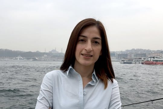 Die ehemals in der Türkei inhaftierte Deutsche Mesale Tolu steht an der Anlegestelle in Karaköy.