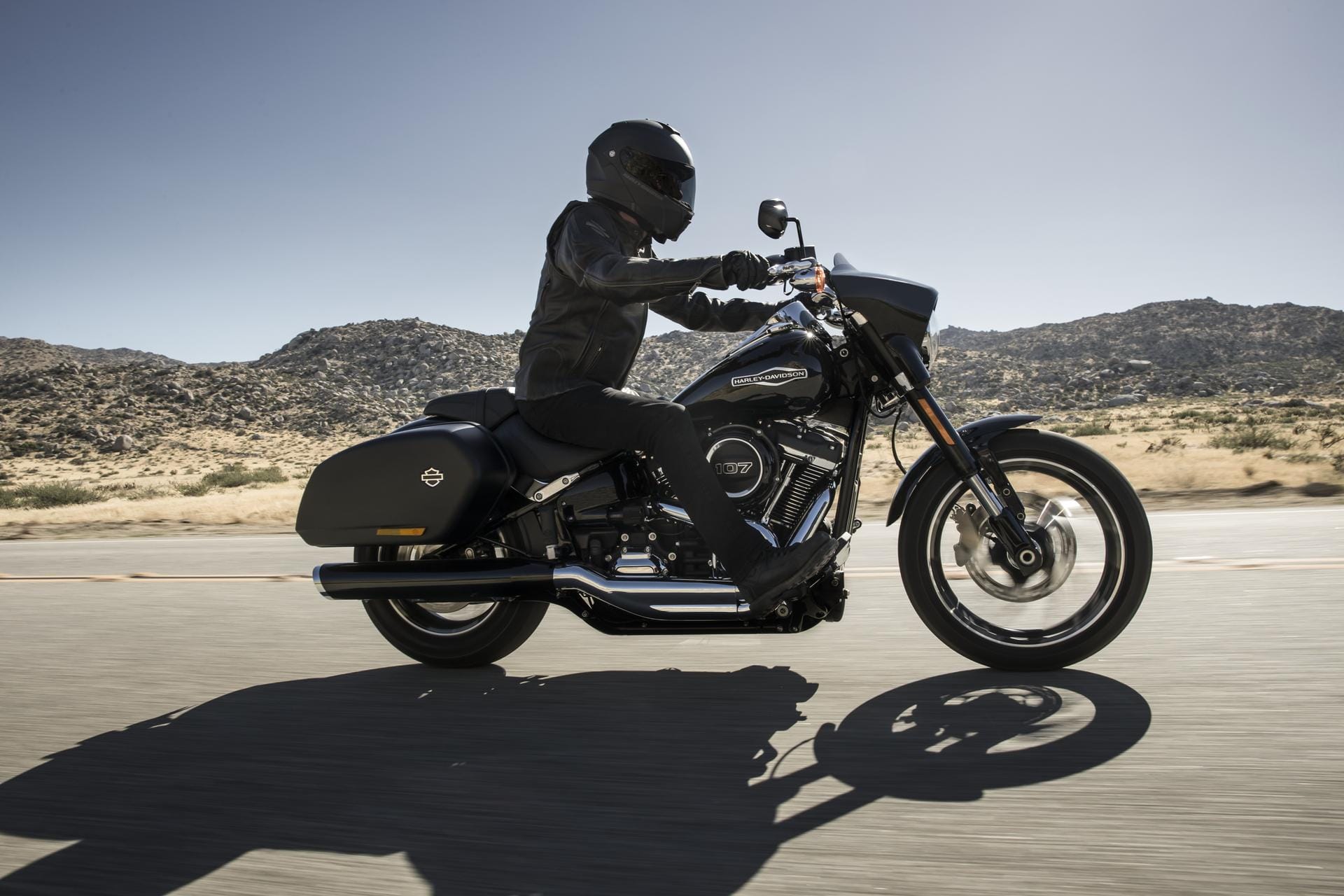 Ein Motorradfahrer ist auf einer Harley Davidson unterwegs (Symbolbild): In Stuttgart wurde ein 24-jähriger Harley-Fahrer mitten auf der Autobahn handgreiflich.