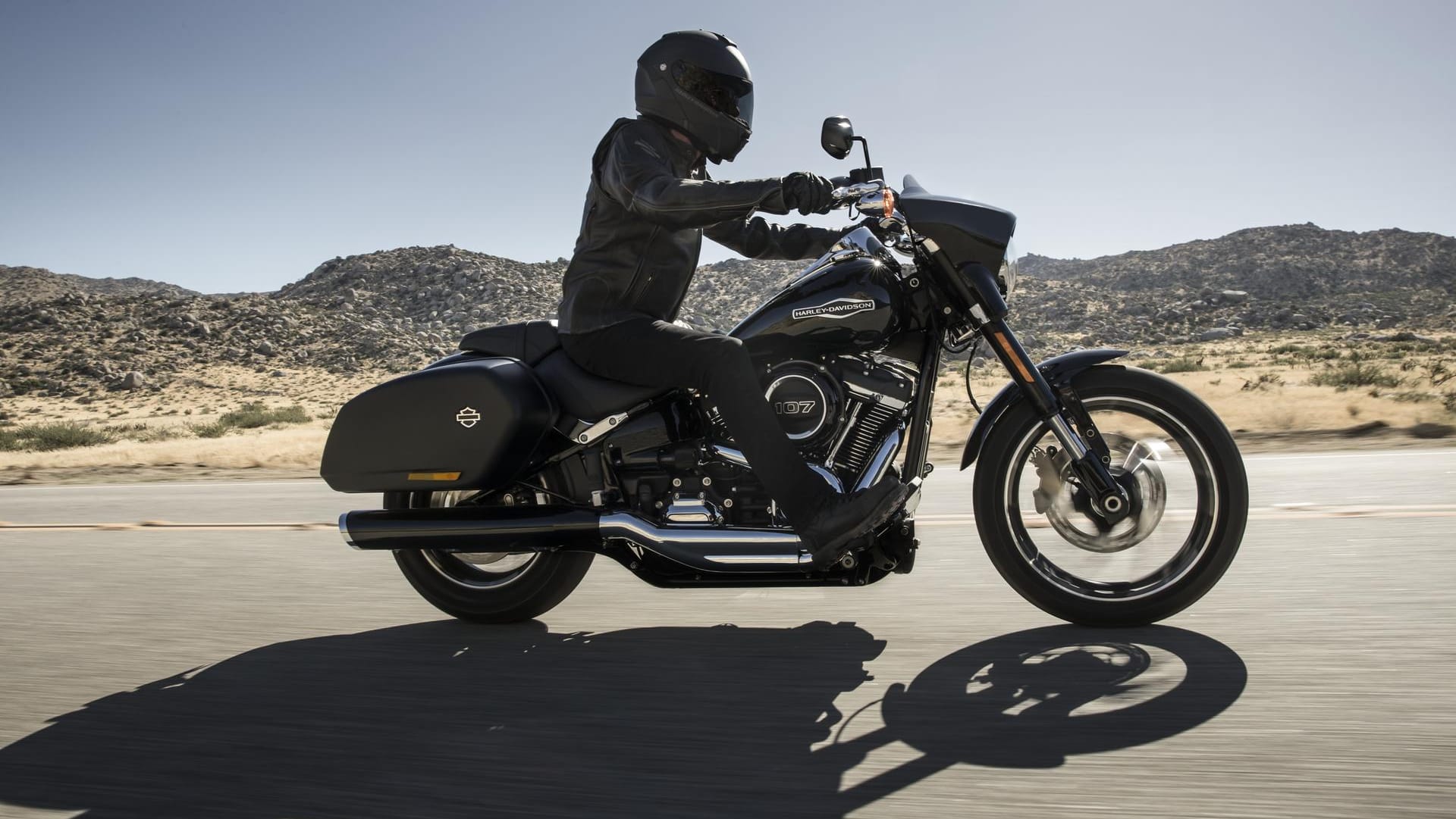 Ein Motorradfahrer ist auf einer Harley Davidson unterwegs (Symbolbild): In Stuttgart wurde ein 24-jähriger Harley-Fahrer mitten auf der Autobahn handgreiflich.