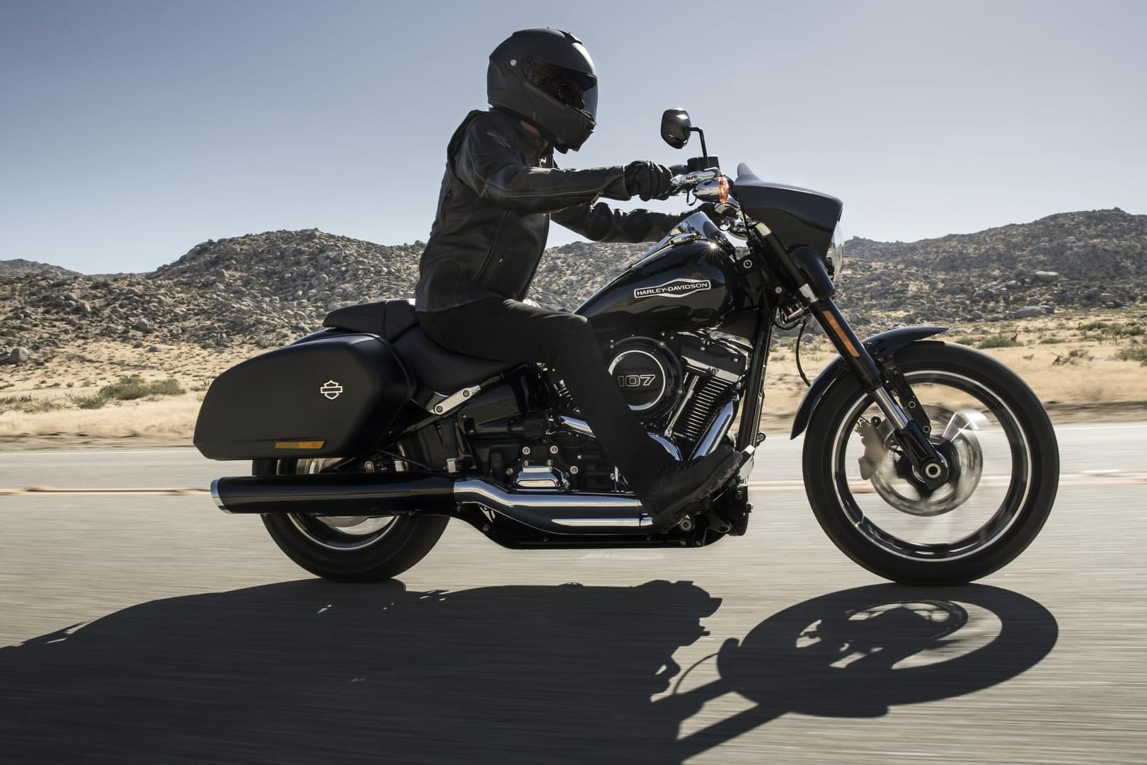 Ein Motorradfahrer ist auf einer Harley Davidson unterwegs (Symbolbild): In Stuttgart wurde ein 24-jähriger Harley-Fahrer mitten auf der Autobahn handgreiflich.