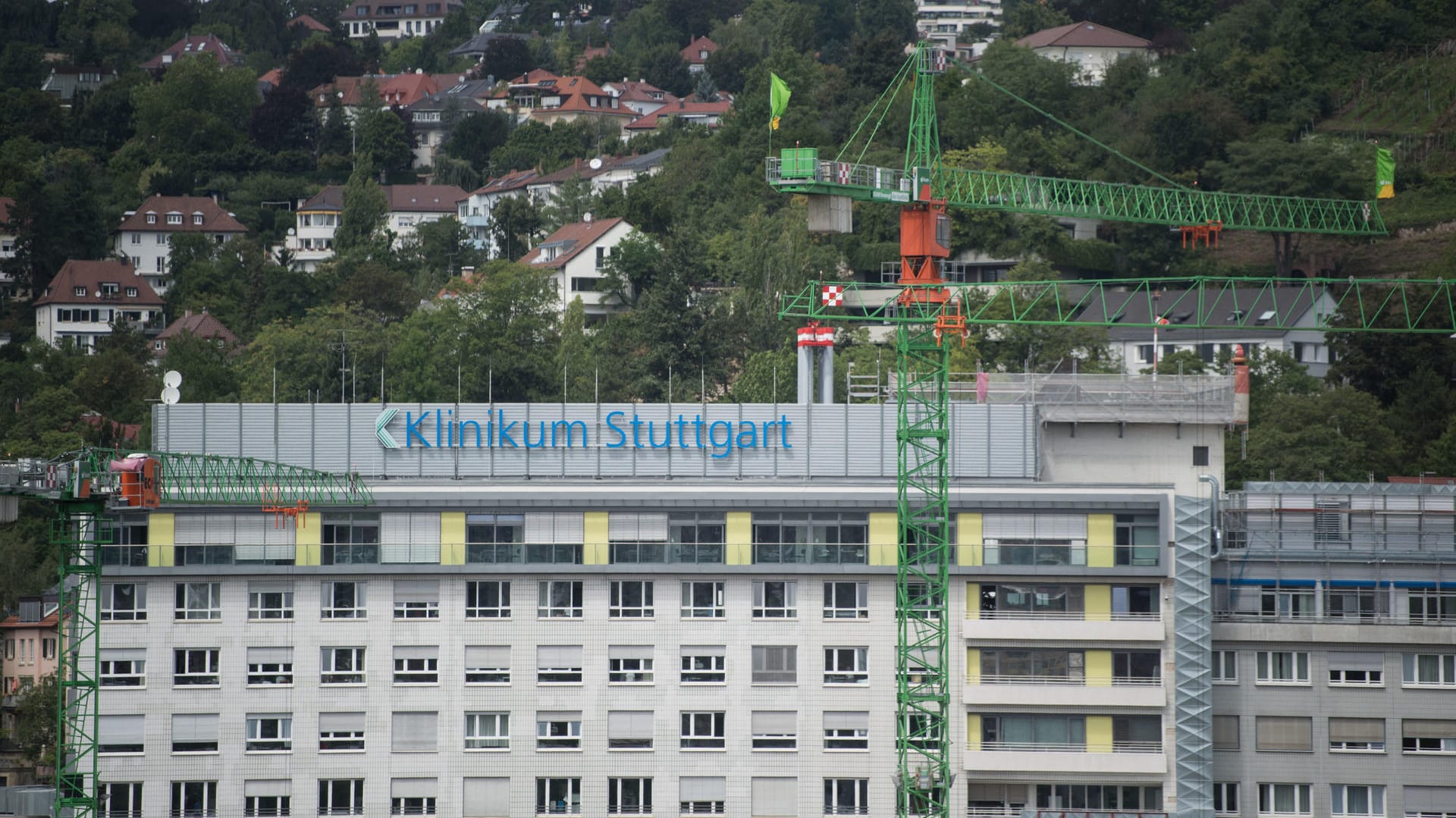 Das Klinikum Stuttgart (Baden-Württemberg): Wegen des Verdachts auf Abrechnungsbetrug hat die Staatsanwaltschaft bundesweit Wohnungen und Geschäftsräumen durchsucht. (Archivbild)