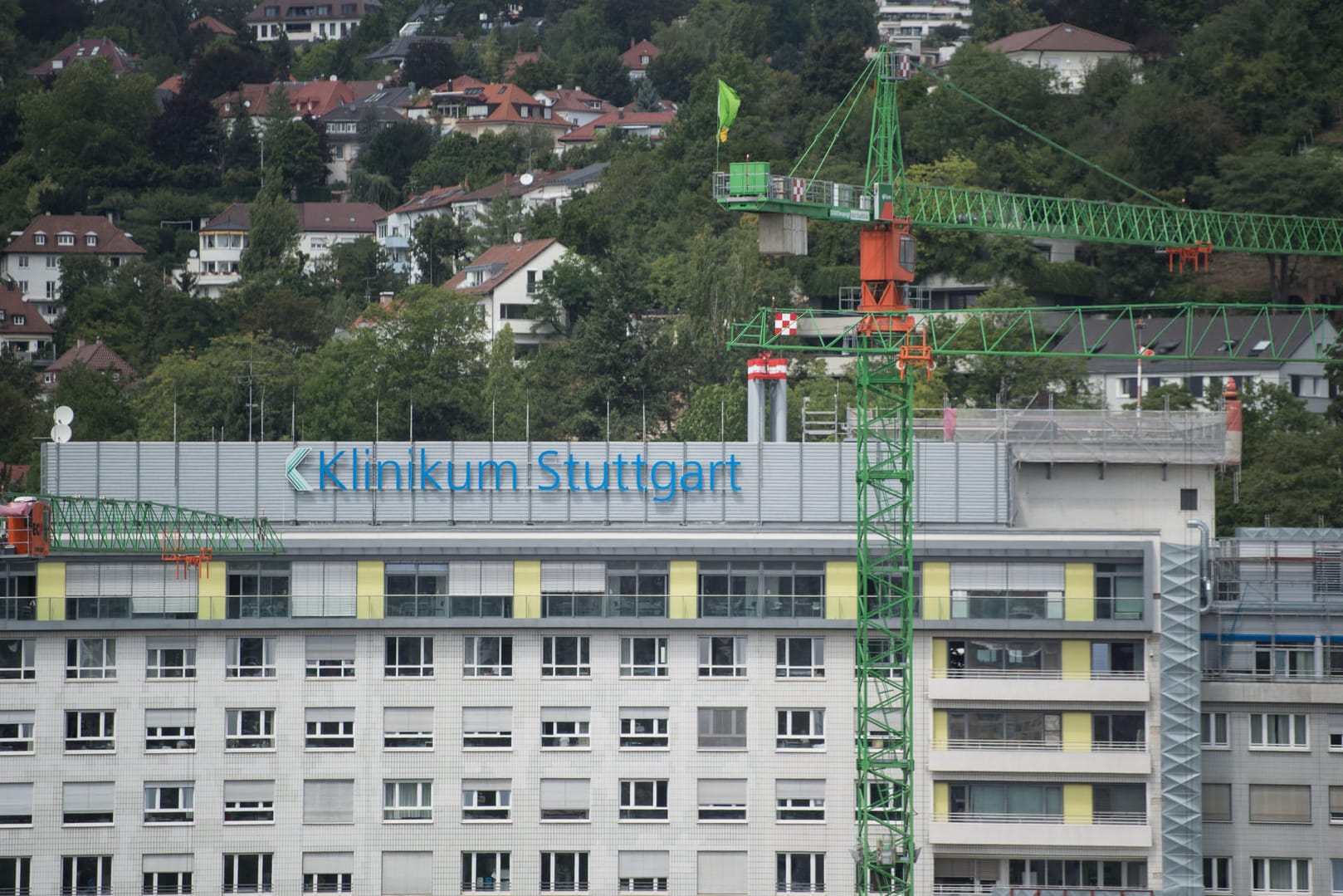 Das Klinikum Stuttgart (Baden-Württemberg): Wegen des Verdachts auf Abrechnungsbetrug hat die Staatsanwaltschaft bundesweit Wohnungen und Geschäftsräumen durchsucht. (Archivbild)