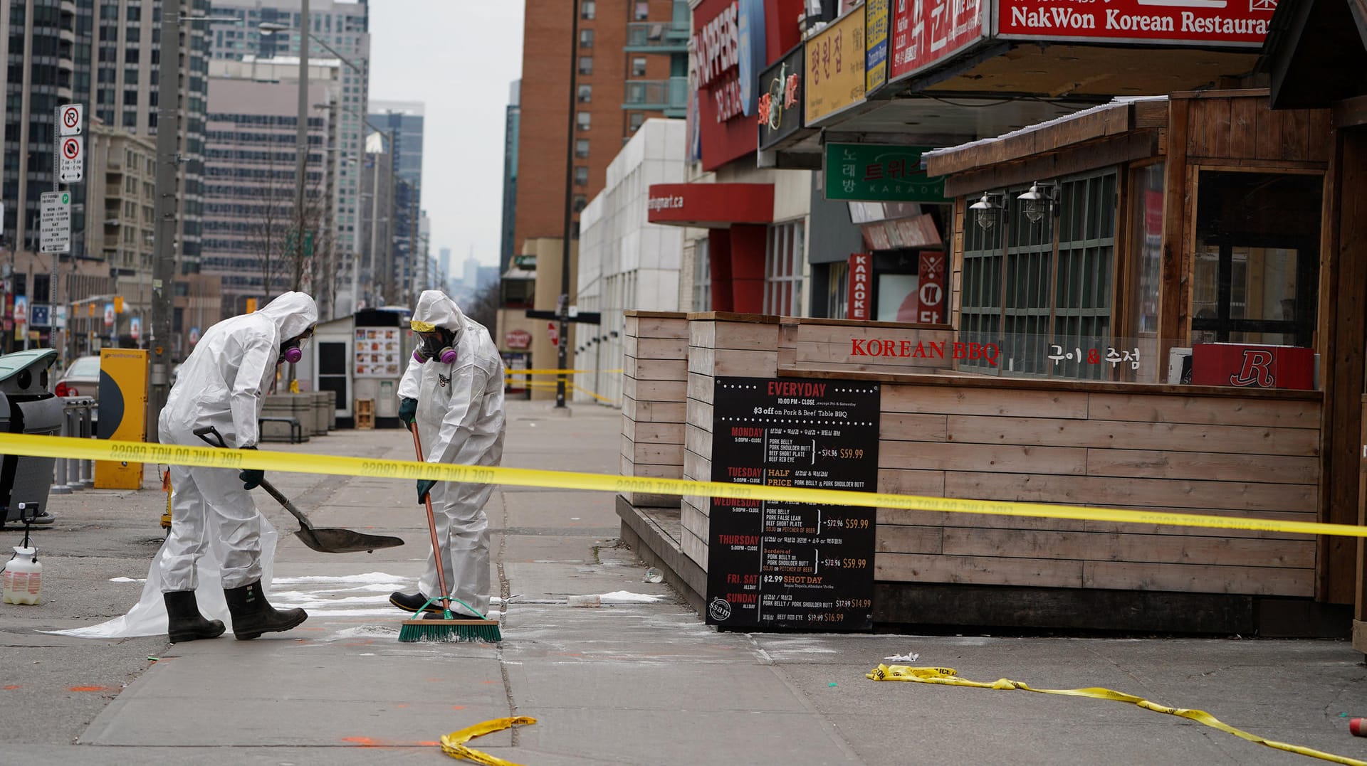 Tatort Yonge Street in Toronto: Arbeiter entfernen Spuren der Amokfahrt.