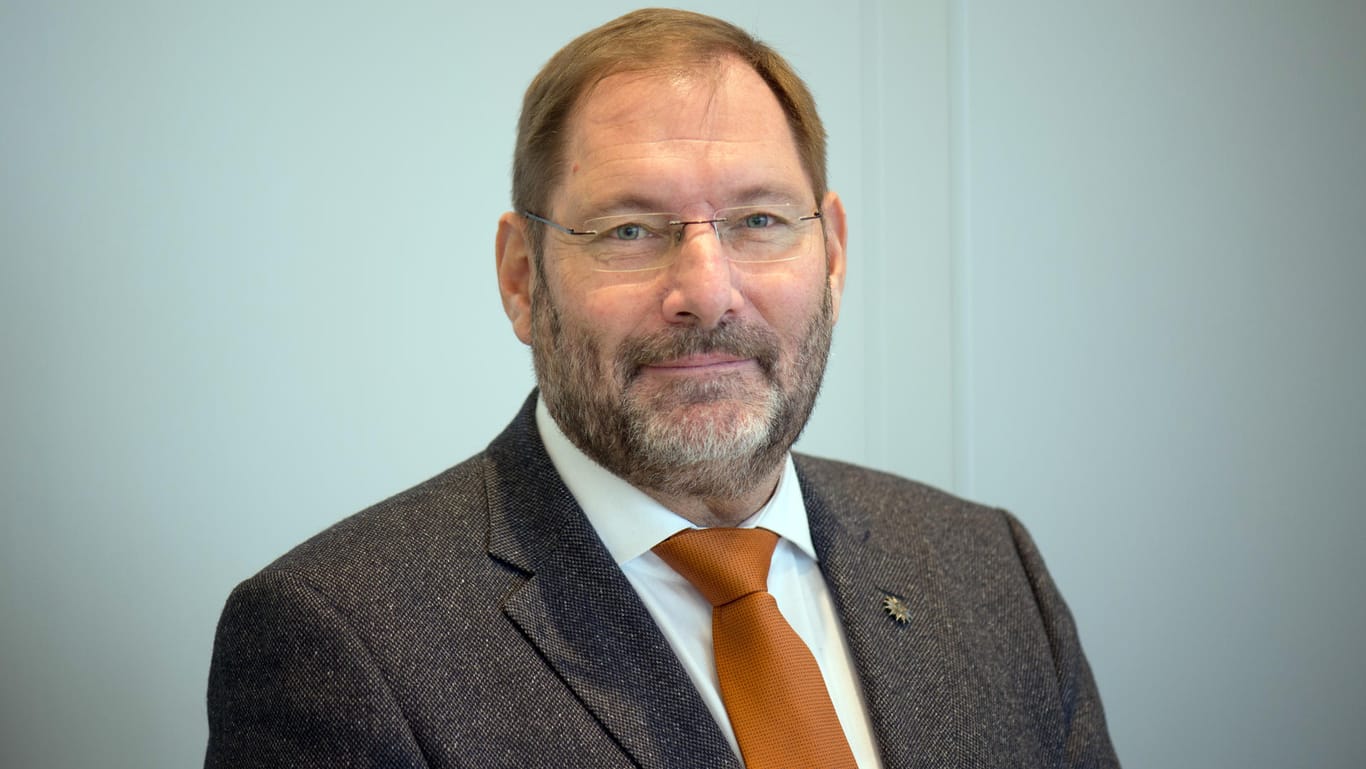 GdP-Vorstand Jörg Radek hat große Bedenken gegen die geplanten Abschiebezentren: Die Gewerkschaft der Polizei verabschiedete eine Resolution, in der sie die Pläne von Innenminister Horst Seehofer ablehnte.