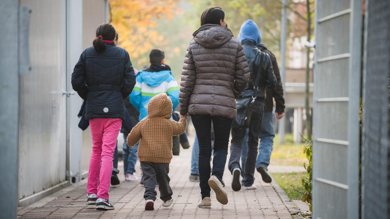 Flüchtlinge in einer Rückführungseinrichtung in Bayern.Innenminister Horst Seehofer plant, Asylbewerber künftig für die Dauer des Asylverfahrens in Abschiebezentren unterzubringen.