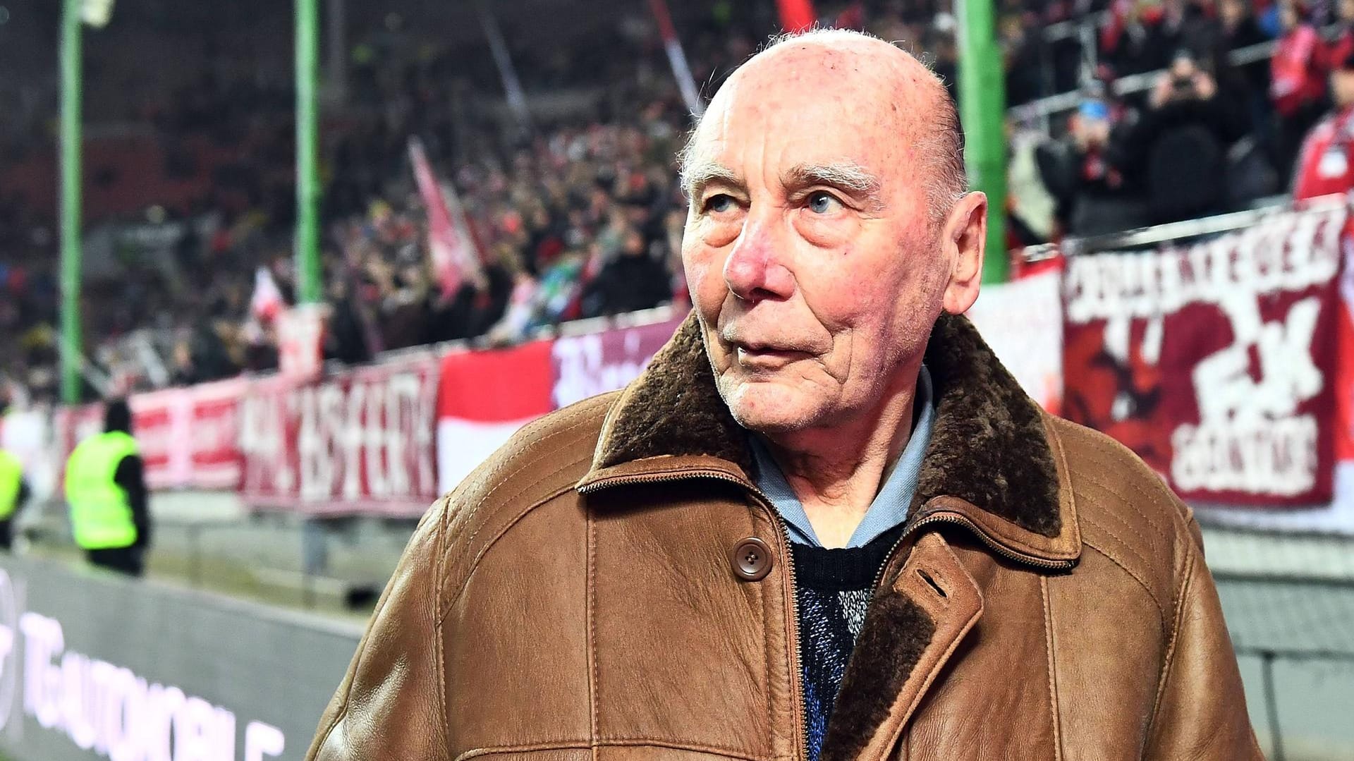 Horst Eckel bei einem Heimspiel des 1. FC Kaiserslautern im Februar: "Dieses schöne Stadion und die Fan-Kultur sind erstklassig."