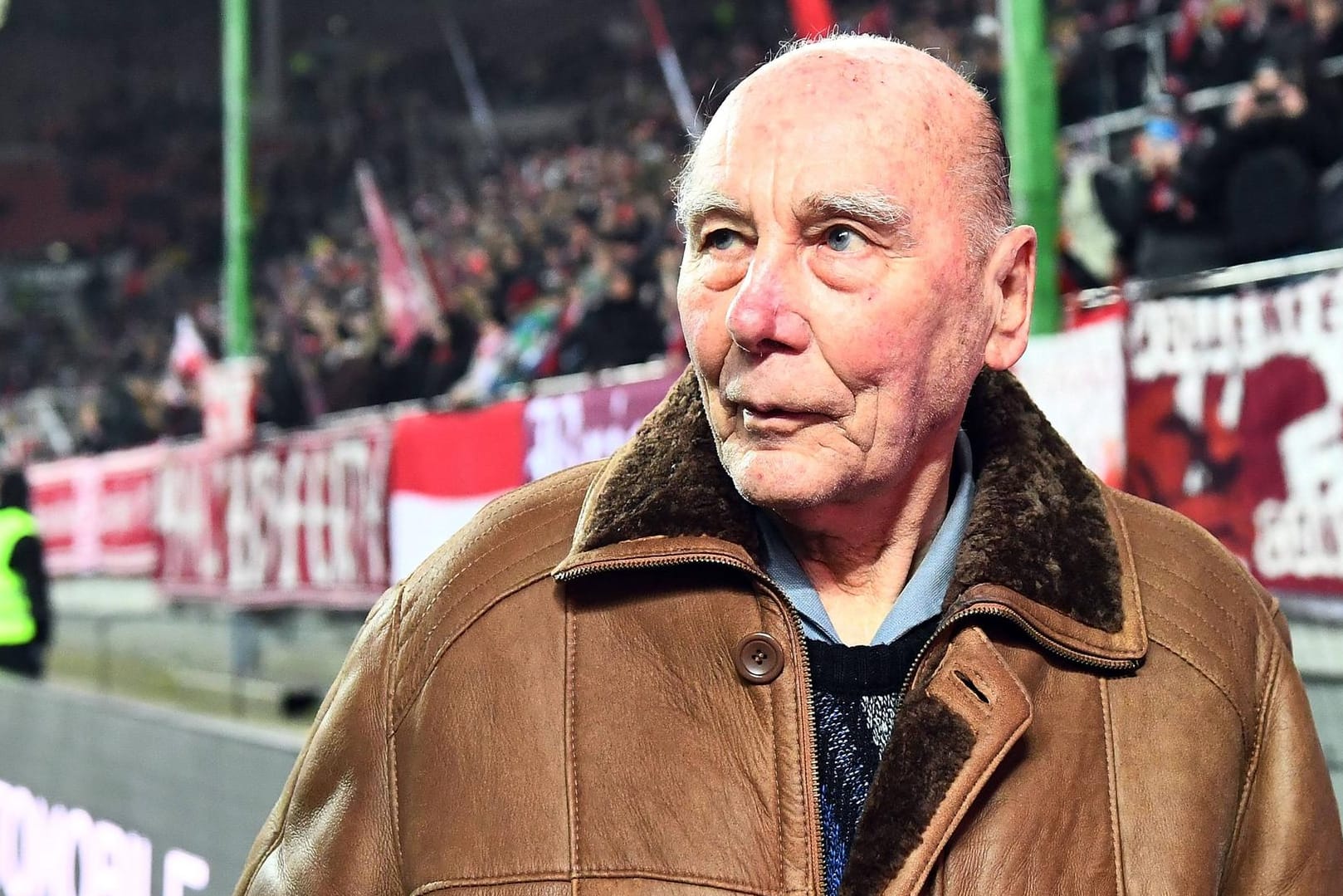 Horst Eckel bei einem Heimspiel des 1. FC Kaiserslautern im Februar: "Dieses schöne Stadion und die Fan-Kultur sind erstklassig."