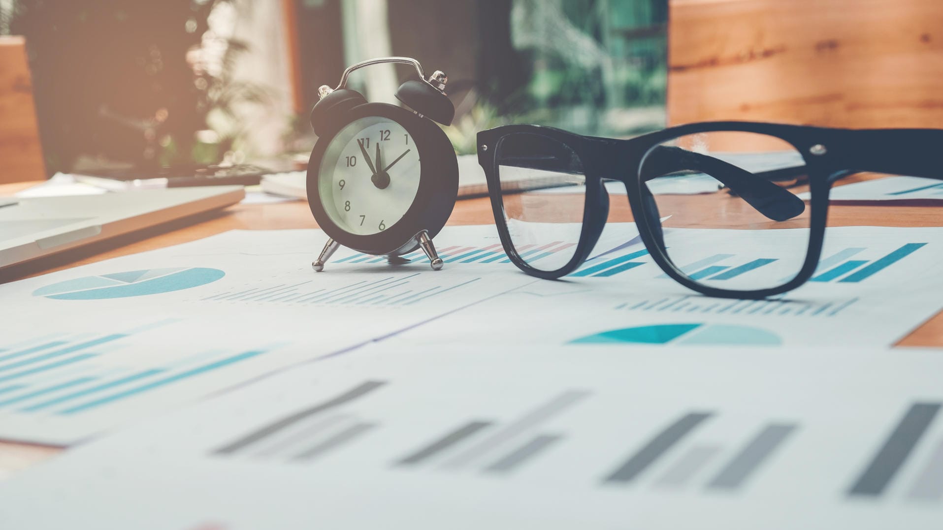 Uhr und Brillengläser auf einem Finanzdokument: Auf die richtige Mischung der privaten Vorsorgeprodukte kommt es an. Die Gewichtung sollte der individuellen Finanz- und Lebenssituation angepasst sein.