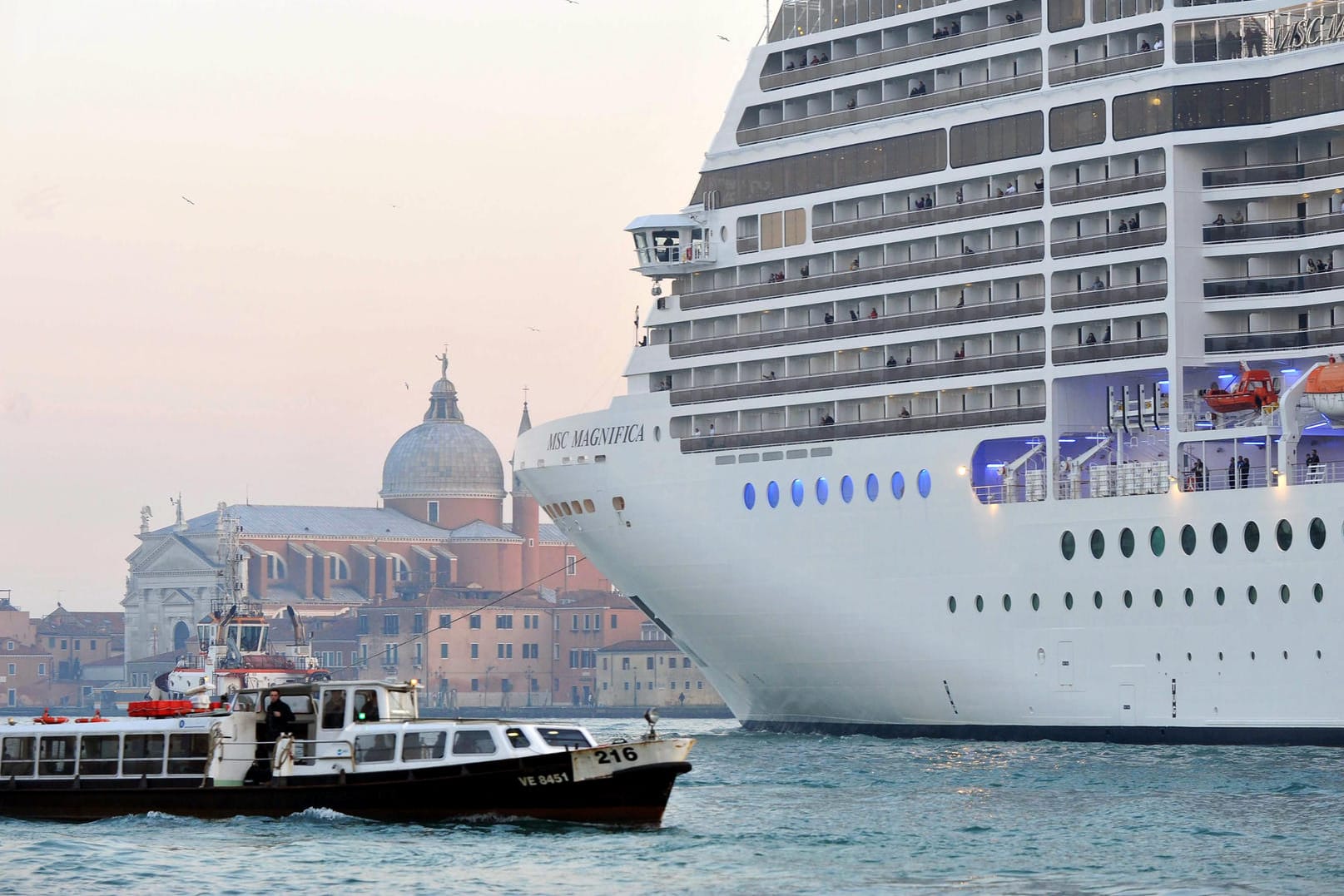 Das Kreuzfahrtschiff "MSC Magnifica" liegt in der Lagune von Venedig vor Anker: Von diesem Kreuzfahrtschiff verschwand eine Frau, ihr Mann wurde nun aus der U-Haft entlassen. (Archivbild)