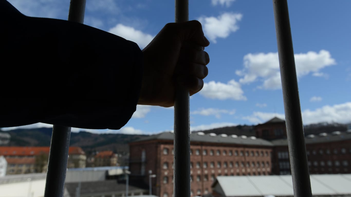 Ein Mann steht in der Justizvollzugsanstalt in Freiburg vor einem vergitterten Fenster: Die deutschen Gefängnisse sind überlastet.