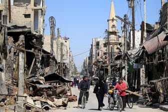Menschen in den Straßen der zerstörten Stadt Duma in Syrien: Frieden hat die Brüsseler Syrien-Konferenz nicht gebracht. Aber immerhin Geld für die Menschen.
