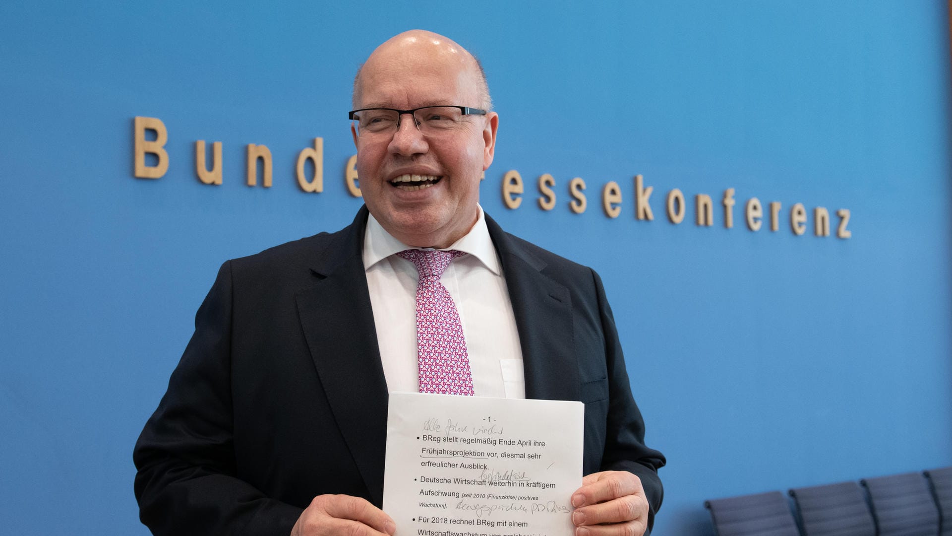 Bundeswirtschaftsminister Peter Altmaier kommt mit seinem Redemanuskript zu einem Pressegespräch: Dort stellte er die Frühjahrsprognose der Bundesregierung vor. Bundeswirtschaftsminister Peter Altmaier kommt mit seinem Redemanuskript zu einem Pressegespräch: Dort stellte er die Frühjahrsprognose der Bundesregierung vor.