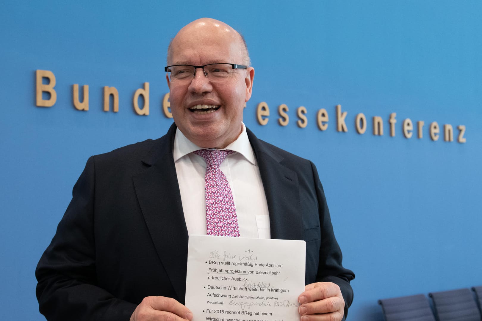 Bundeswirtschaftsminister Peter Altmaier kommt mit seinem Redemanuskript zu einem Pressegespräch: Dort stellte er die Frühjahrsprognose der Bundesregierung vor.